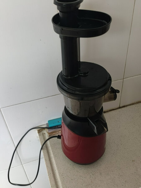 UGASUN新品榨汁机家用渣汁分离慢速原汁机充电还是插电。