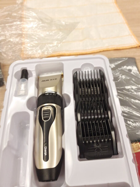 奥克斯剃头理发器电推子成人电推剪婴儿电动剪发器充电显示灯一直亮吗？