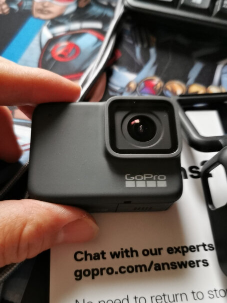 GoPro HERO7 Silver相机标配有配件装头盔上吗？