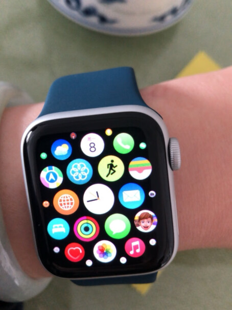 Apple Watch SE 智能手表 GPS款 40毫米米金色铝金属表壳 星光色运动型表带MKQ0可以和安卓手机连吗？