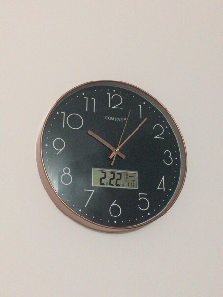 康巴丝挂钟客厅静音万年历钟表石英钟表挂墙卧室时钟薄边日历挂表显示温度吗？