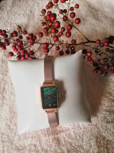 LolaRose手表女满天星英国时尚石英方形女士手表礼物你好，问一下你这个表是机械的还是电子的 ？