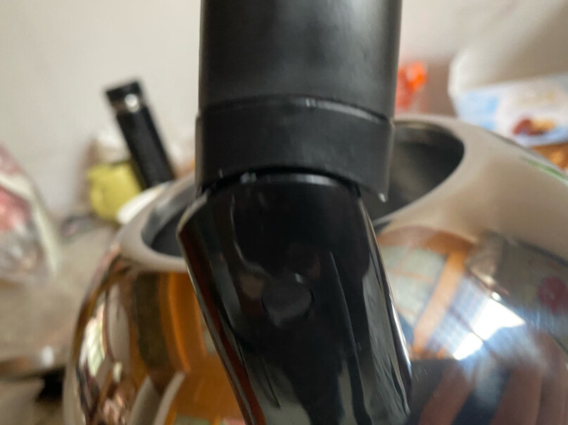 苏泊尔电水壶热水壶电热水壶304不锈钢烧水壶壶内底部和侧面是一体成型的吗？有没有缝？