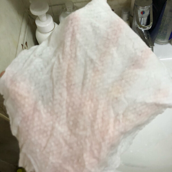棉上超模一次性洗脸巾3盒全棉洁面巾擦脸美容巾化妆棉我想问下，为什么这个洗脸巾打开有点味道，我也说不清的那种，是正常的吗？