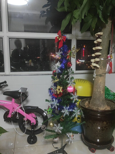 芊芊熊豪华加密家庭办公室摆件发光圣诞树圣诞树和装饰物是配在一起的吗？不用在单独买装饰物了嘛？