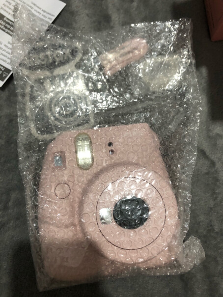 富士instax mini9相机 葡萄紫裸机送透明壳和背带吗？