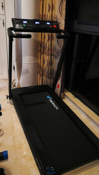 麦瑞克跑步机家用折叠智能静音健身器材室内小型走步机跑道窄吗？