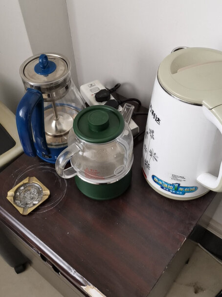 苏泊尔养生壶迷你小煮茶器花茶壶电水壶烧水壶电热水壶放办公室大小如何，占地方吗？方便清洗吗？这款和0.4l的那个好用？