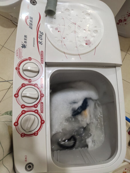 小天鹅LittleSwan双桶洗衣机半自动这半自动洗衣机，甩衣服会不会，来回晃动啊？就是哐啖哐哐来回的响，有噪音？