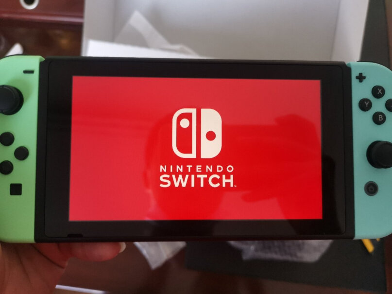 任天堂Switch日版游戏机如果不买游戏卡，本身带游戏吗？