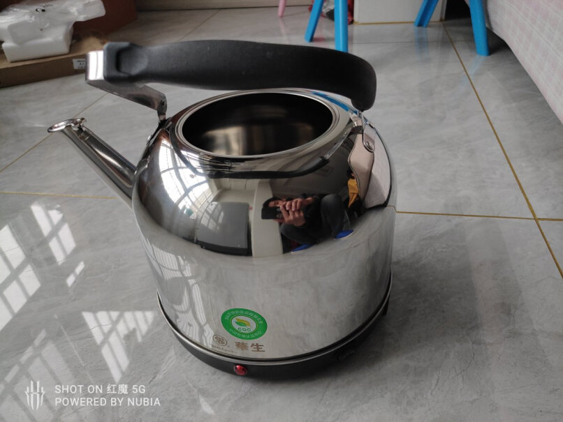 华生电水壶电热水壶食品级不锈钢烧水壶5L这个电水壶有开关吗？