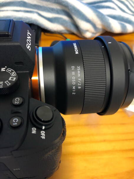 腾龙F051 24mm微距广角定焦镜头已有腾龙28-200 2.8的，买那个好？f050搭配怎么样？
