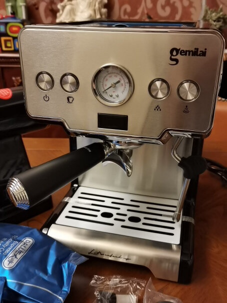 格米莱CRM3605家用意式煮咖啡机手动半自动锅炉和内部的管是什么材质？