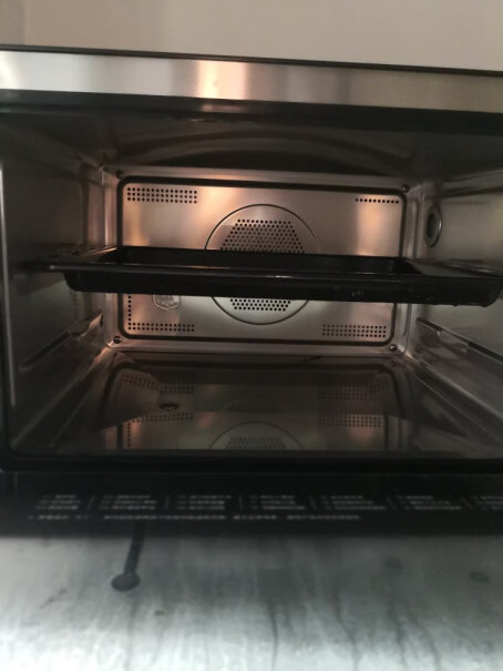 美的家用台式蒸烤箱20L请问蒸食品时水气是否很大，从烤箱上部出来，所以需要留40mm的空间？