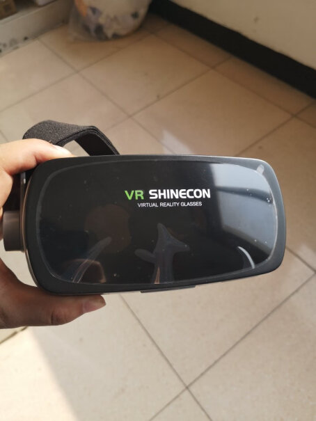 千幻魔镜VR 9代你们的vr盒子看视频的时候能看到镜框吗？好烦？