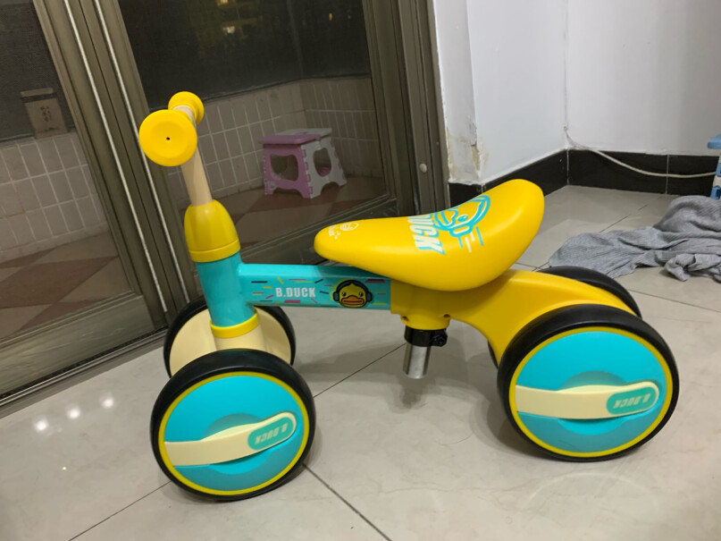 乐的儿童平衡车学步车可坐可滑行防侧翻减震降噪滑步车小黄鸭一岁半81 cm，买这种还是买平衡车呢？