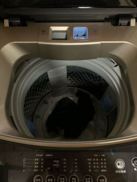 小天鹅8公斤变频波轮洗衣机全自动洗衣液放哪里？