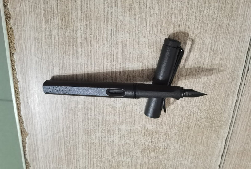 凌美LAMY钢笔safari狩猎系列大家拿到货时笔头有墨吗？我收到货笔头有墨，而且笔尖还夹着纸？