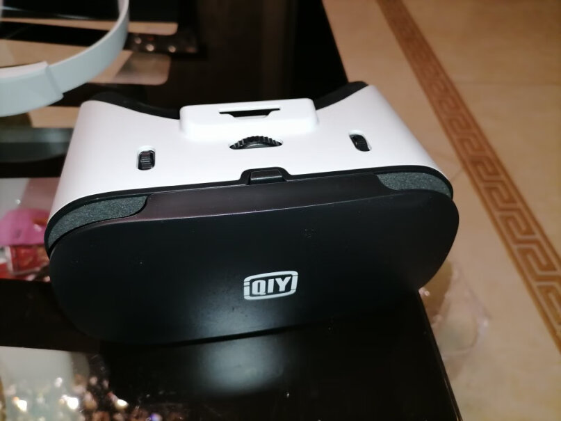 iQIYI-R3 VR眼镜遥控器在使用的时候能插耳机吗？