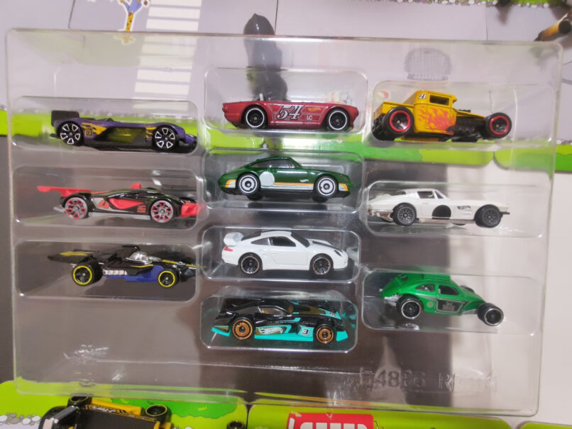 风火轮HOTWHEELS你好，这是全合金还是半合金半塑料车身啊？