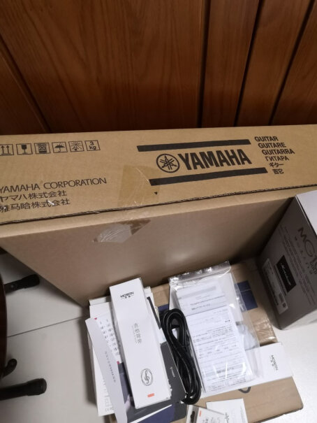 雅马哈FGX830CBL黑色民谣电箱吉他缺角fg830有赠品吗？
