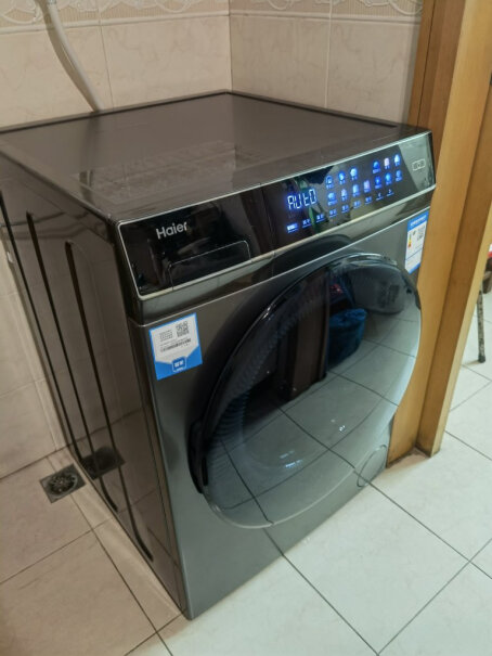 海尔滚筒洗衣机全自动10公斤洗烘一体烘干有橡胶味吗？