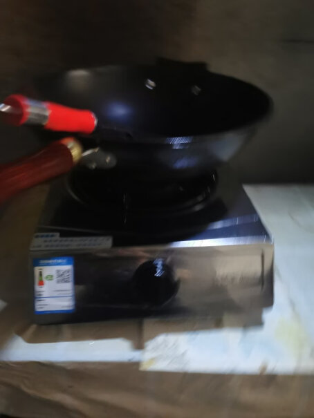 樱雪INSE燃气灶具煤气天然气灶家用这款黑锅底吗？好打火么？