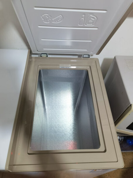 美的Midea202升家用冰柜有玻璃盖吗？