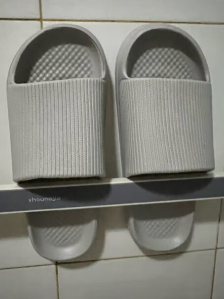 洁丽雅男夏浴室拖鞋防滑家居EVA大码凉拖洗澡鞋子会吸水吗？