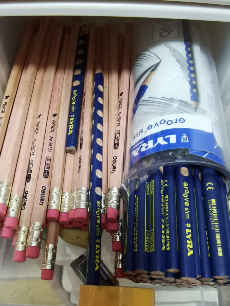 得力deli原木六角笔杆2B铅笔带橡皮头学生考试素描绘图铅笔这款跟uni比起来哪个好？
