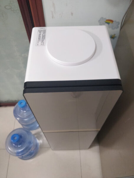 美的饮水机立式家用办公下置式快速加热温热型初见饮水机下置水桶多少升？