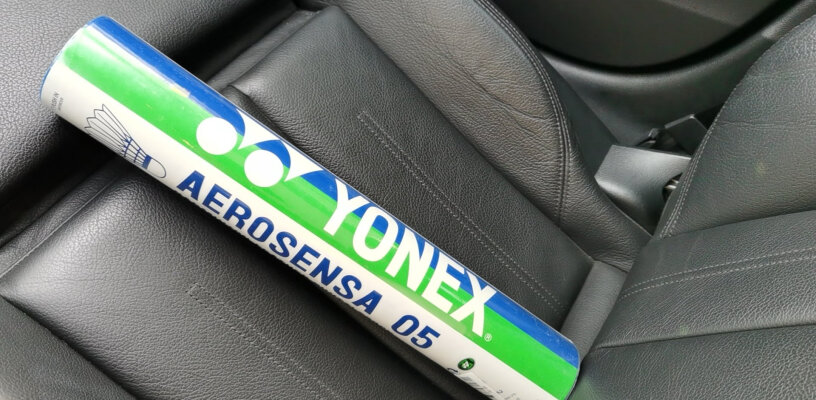 尤尼克斯YONEX羽毛球AS-05耐打yy训练鸭毛12只装两块球拍有两个包吗？