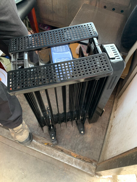美菱取暖器家用此款取暖器能放在办公桌下面吗？