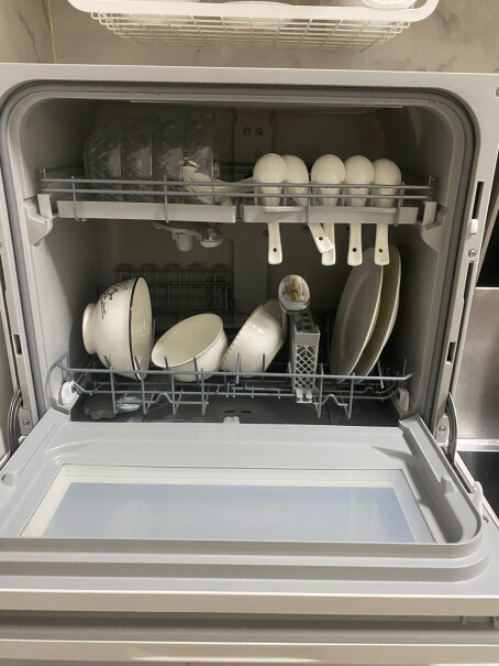松下洗碗机家用易安装台式独立式这款是白色吗？
