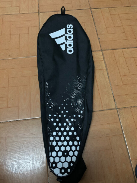 阿迪达斯adidas羽毛球拍单拍单拍有拍套吗？