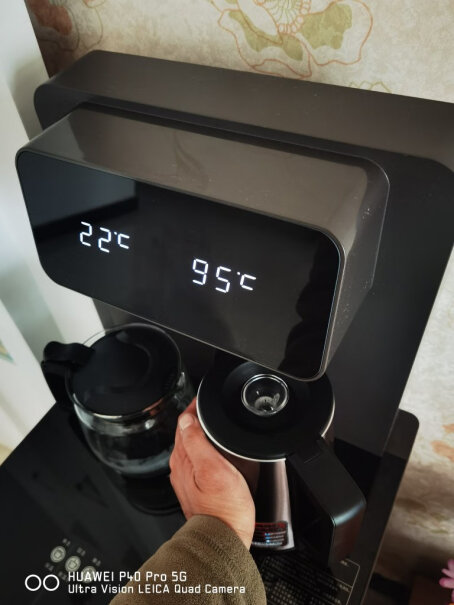 海尔YR1956-CB家用茶吧机温热型智能LED屏显多功能这茶吧有水桶配吗？