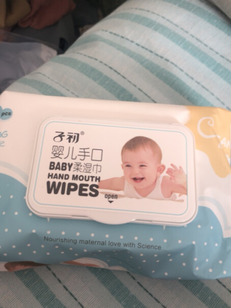 子初婴儿手口柔湿巾新生儿纸巾手感怎么样？会不会滑滑的跟放了洗头水一样滑的？