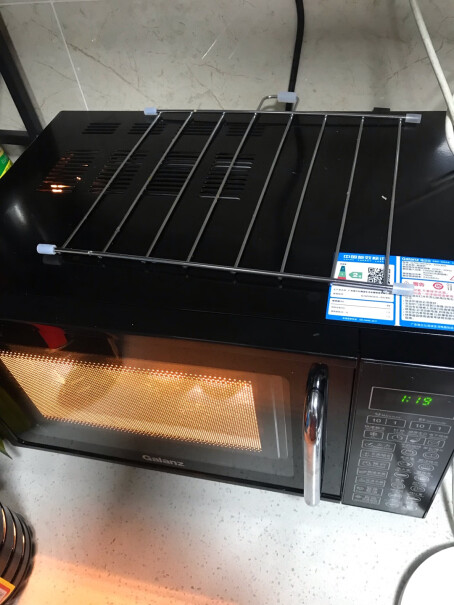 格兰仕微波炉光波炉送的烧烤架，可以一直放在微波炉里开微波吗？
