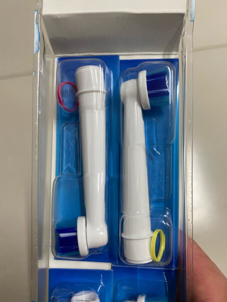 欧乐B电动牙刷头成人精准清洁型4支装有装牙刷的盒子吗？