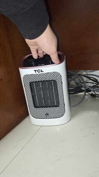 TCL取暖器这款离得20厘米左右能感觉到风么？
