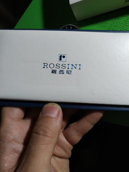 罗西尼ROSSINI手表请问一下，黑色好看还是蓝色好看，二十多岁带的？