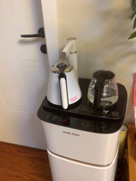 安吉尔饮水机家用即热式饮水机这款茶吧机 净水管是什么材质的？我在商场看的不是塑料的管子，但我问的客服，说网上这款是塑料管子。