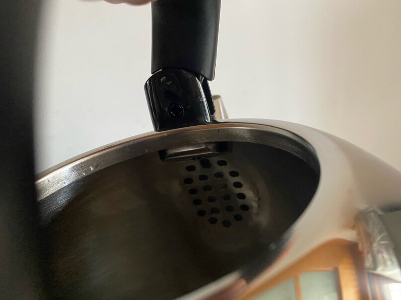 苏泊尔电水壶热水壶电热水壶304不锈钢烧水壶请问这款电水壶用着安全吗？如果底座上溅到水会不会漏电？