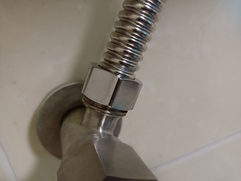 万和12升燃气热水器智能自适温请问可以安装在浴室里面吗，是否双管？