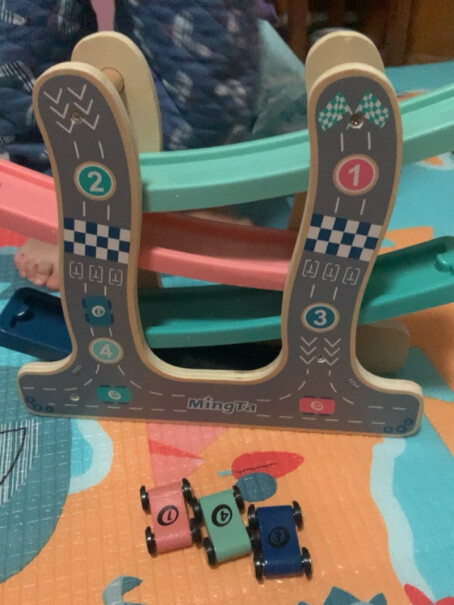铭塔婴幼儿童玩具积木多米诺骨棋牌1-2-3周岁木制质小车的轱辘结实嘛？