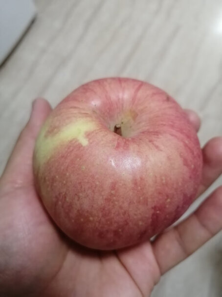 烟台红富士苹果12个礼盒净重2.6kg起果径多大？