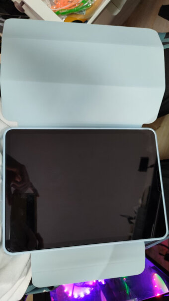 Apple iPad Pro 12.9英寸 2022款前置摄像头旁边有一个小孔吗？