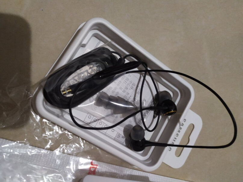 三星原装耳机入耳式IG935线控耳机黑色和白色有什么区别吗？