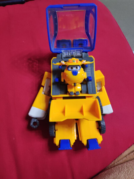 奥迪双钻玩具飞侠警长生日礼物车载机器人奥迪男孩可以变形吗？