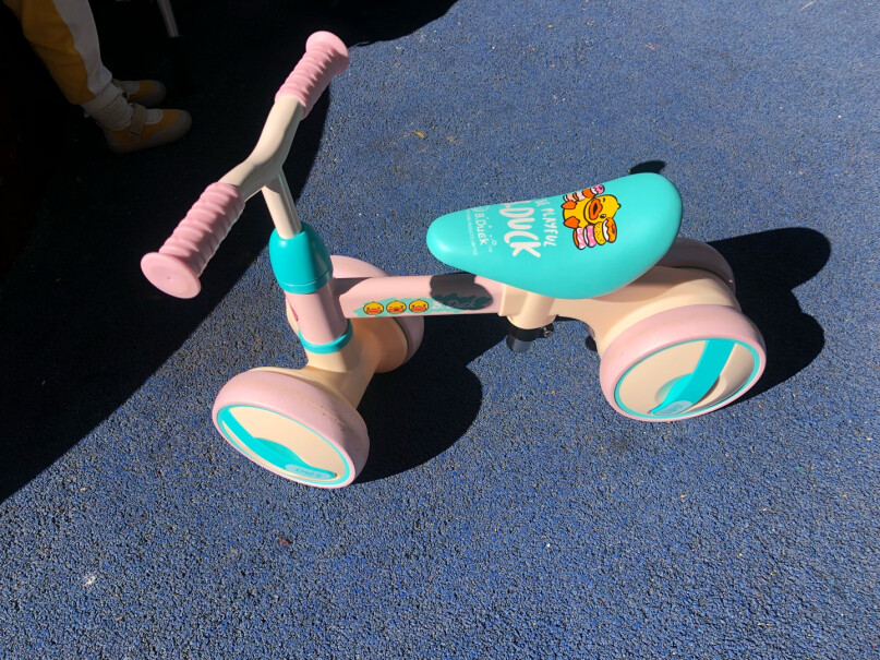 乐的儿童平衡车学步车可坐可滑行防侧翻减震降噪滑步车小黄鸭玩的时候后轮会不会碰脚？